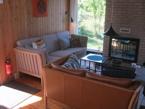 TV - Lovely holiday home with direct sea view (Glesborg)