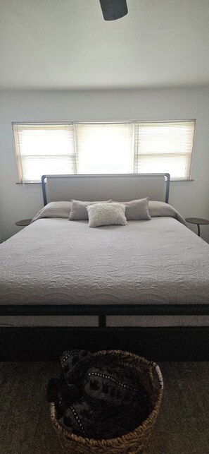 3 bedrooms, desk, iron/ironing board, travel cot - Cozy Home near downtown Greenville TX, Privacy Fence- See Promotional Rates (Greenville)