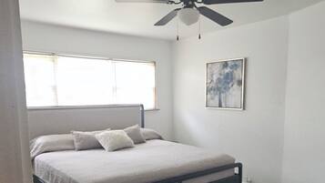 3 soveværelser, skrivebord, strygejern/strygebræt, weekendseng