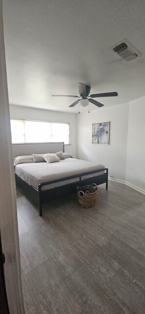 3 bedrooms, desk, iron/ironing board, travel cot