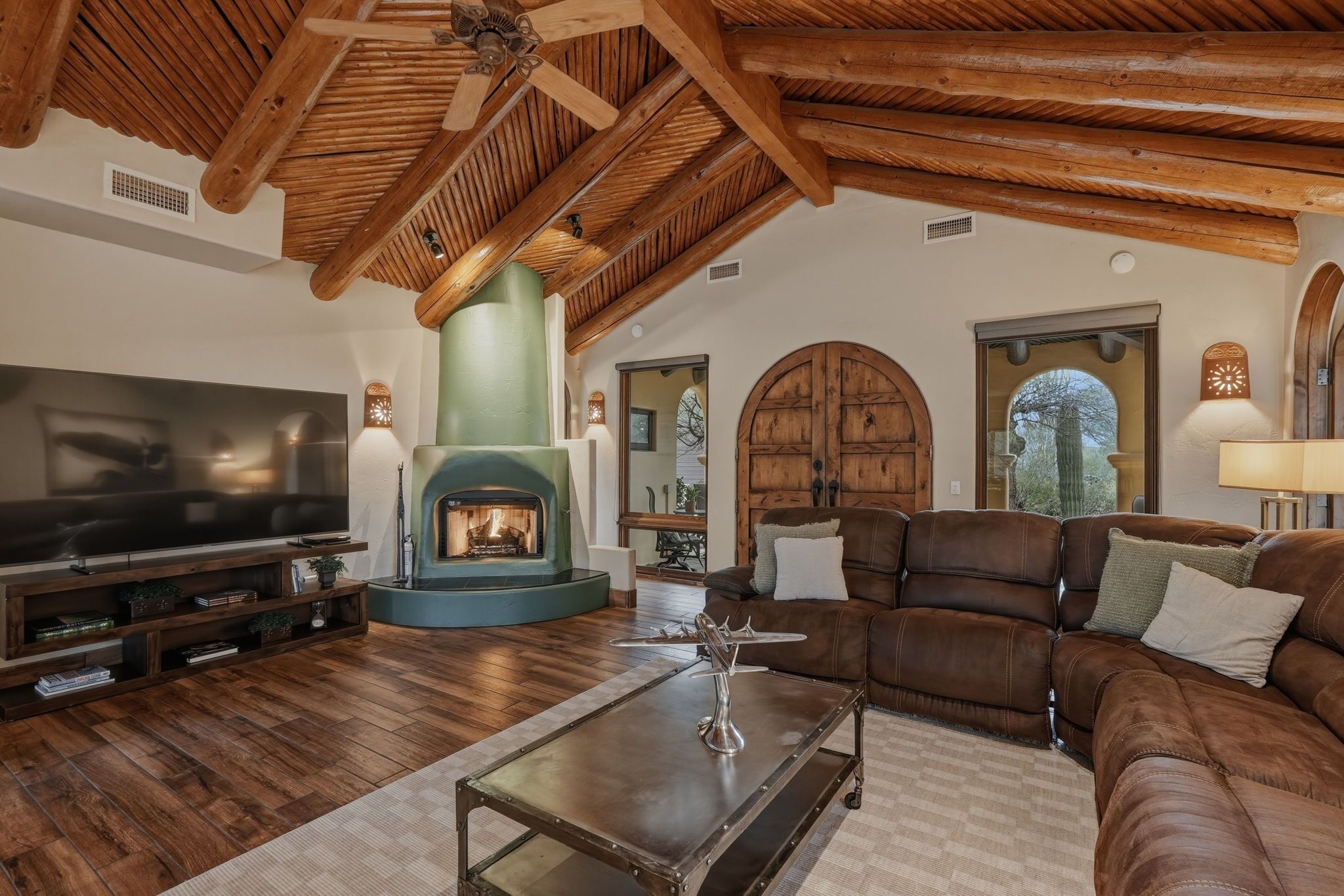 Smart-TV, Kamin, DVD-Player, Bücher