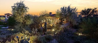 Luxury Aviation Retreat- Dual Primary Suites, Runway Views, Carefree, AZ