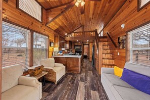 TV - The Resort at Fredericksburg Unit 8 (Fredericksburg)