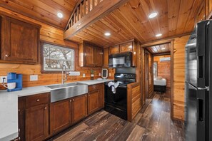 Fridge, microwave, oven, stovetop - The Resort at Fredericksburg Unit 8 (Fredericksburg)