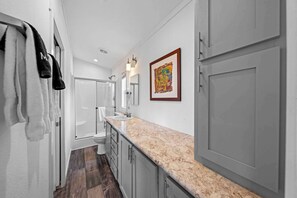 Douche, sèche-cheveux, serviettes fournies, shampoing