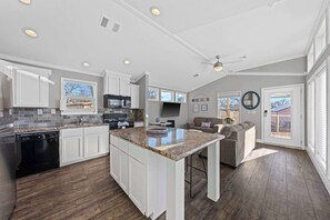 Fridge, microwave, oven, stovetop - The Resort at Fredericksburg Unit 29 (Fredericksburg)