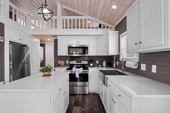 Fridge, microwave, oven, stovetop - The Resort at Fredericksburg Unit 7 (Fredericksburg)