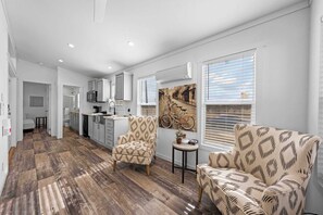 Un appartement moderne comprenant une cuisine, un espace de vie et un coin repas.