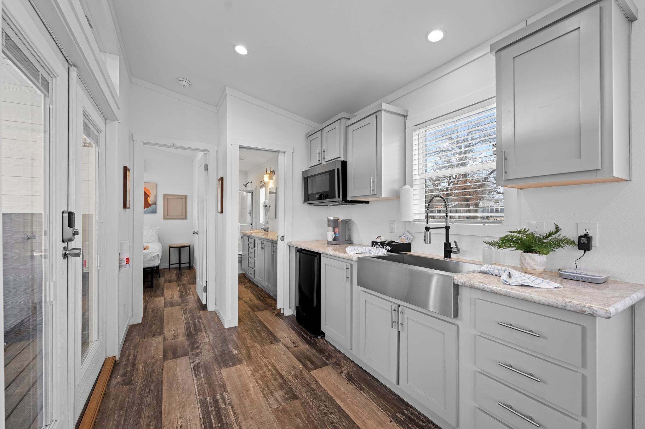 Microondas, cafetera o tetera y utensilios de cocina