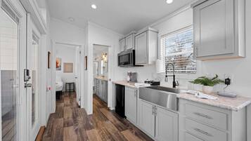 Microondas, cafetera o tetera y utensilios de cocina