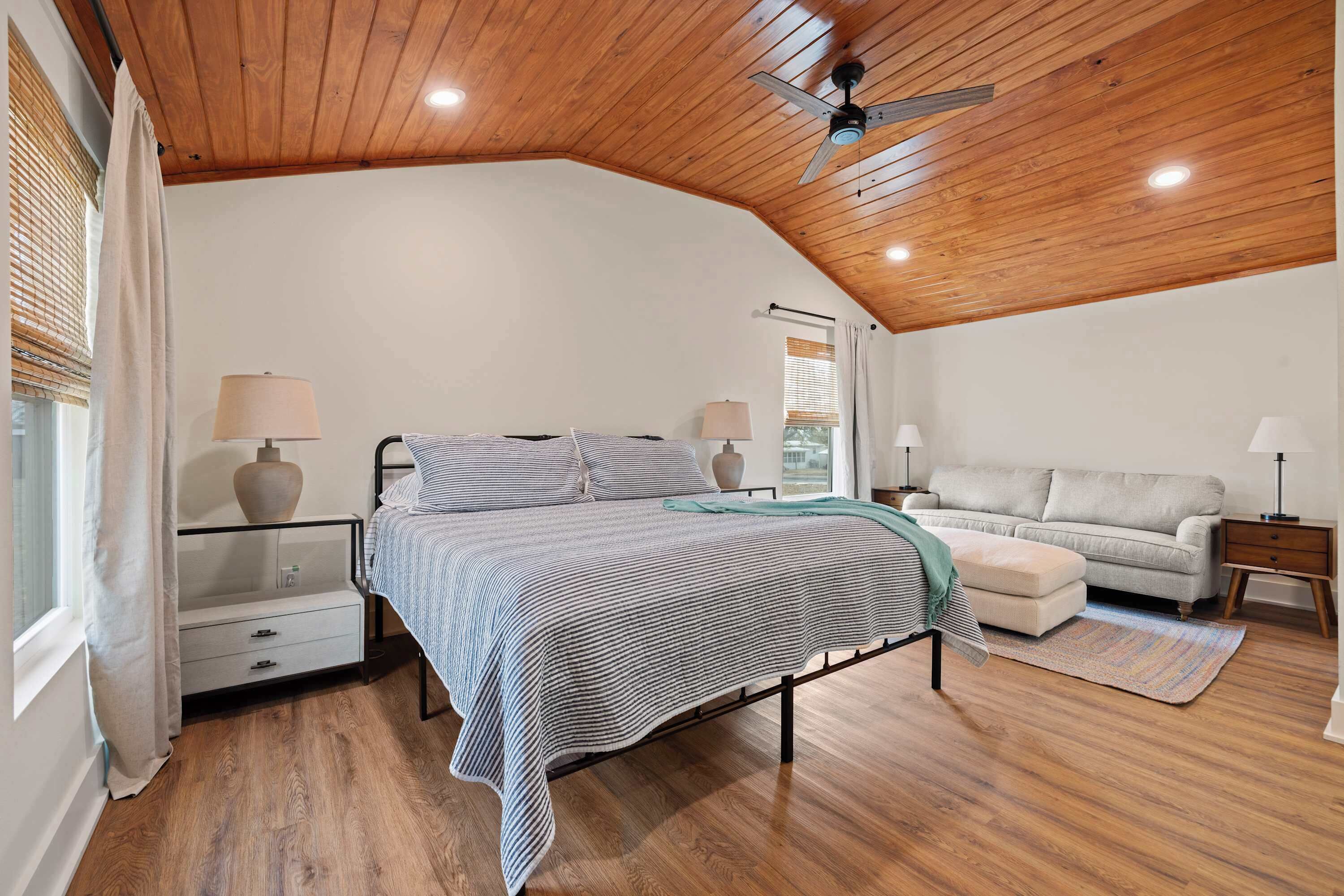 3 habitaciones, tabla de planchar con plancha, wifi y ropa de cama 