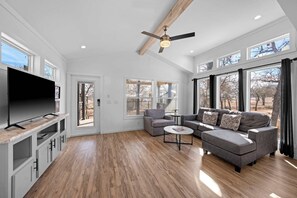 TV - The Resort at Fredericksburg Unit 18 (Fredericksburg)