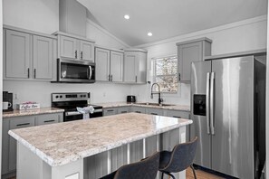 Fridge, microwave, oven, stovetop - The Resort at Fredericksburg Unit 18 (Fredericksburg)
