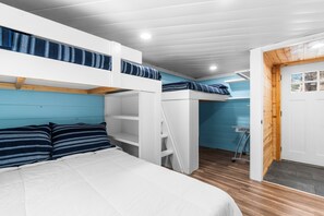 3 bedrooms, free WiFi, bed sheets - The BGs Cabin Up North Charm near Boyne Mountain (Boyne City)
