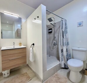 Hair dryer, towels - Manohiti apartment Easy Tahiti Stay: Fast Wi-Fi, Kitchen, Terrace & carpark (PIRAE)