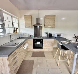 Fridge, microwave, oven, stovetop - Manohiti apartment Easy Tahiti Stay: Fast Wi-Fi, Kitchen, Terrace & carpark (PIRAE)