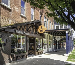 Une devanture de magasin avec une enseigne indiquant « Elicottville Coffee Co. » et « Alpine Bistro ».