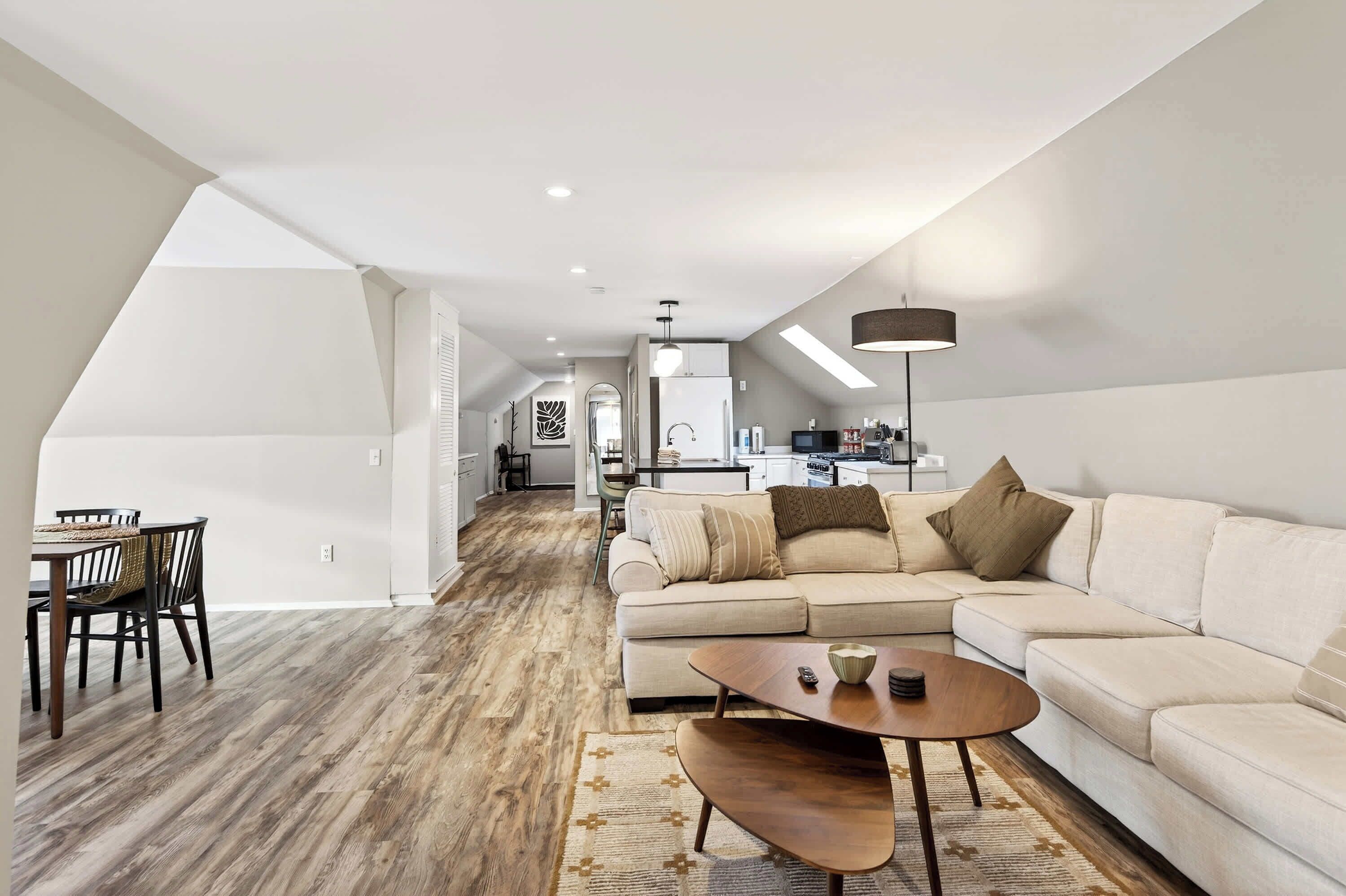 Télévision, chaîne hi-fi, espaces bureaux