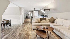 Ein modernes Wohnzimmer mit einer Couch, einem Couchtisch und einem Essbereich.