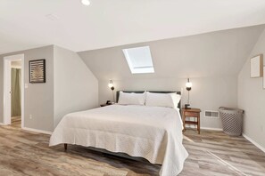 2 habitaciones, escritorio y tabla de planchar con plancha 