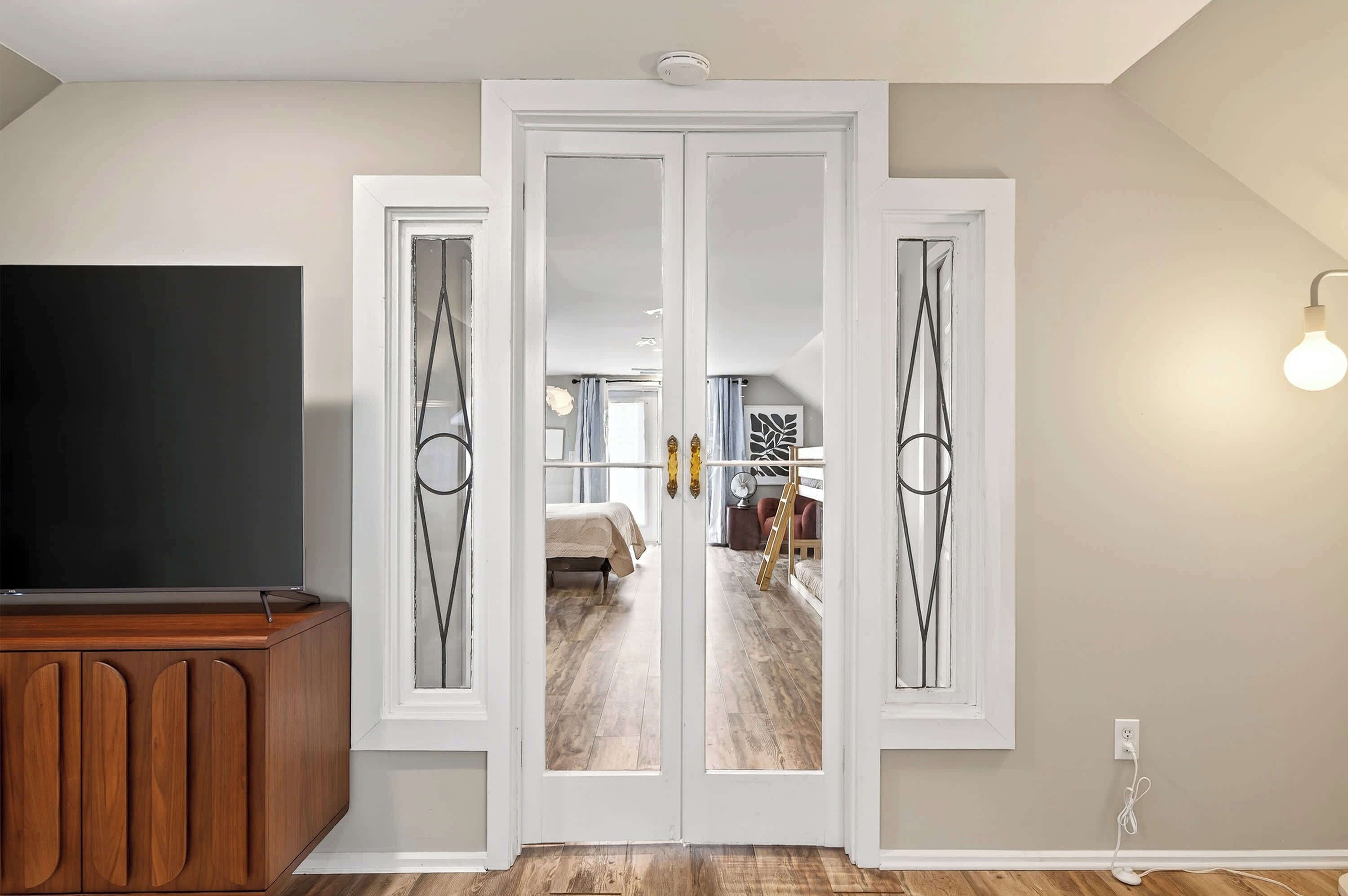 2 chambres, bureau, fer et planche à repasser, lit parapluie