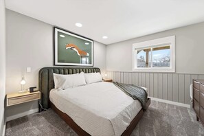 1 habitación, escritorio, tabla de planchar con plancha y cuna de viaje 