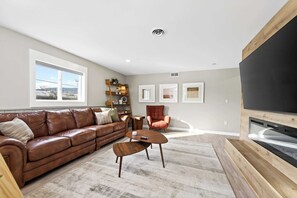 Télévision, cheminée, chaîne hi-fi, espaces bureaux