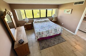 2 bedrooms, iron/ironing board, WiFi - Sunset, Large, Top Floor OceanFront Views, Island Condo - Key Largo (Key Largo)