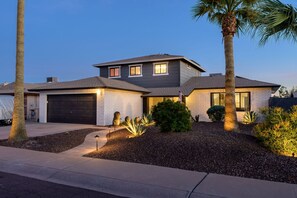 Exterior - Desert Bloom Retreat – Glendale Oasis (Glendale)