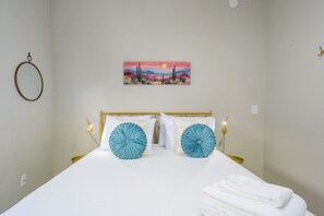 5 bedrooms, iron/ironing board, travel cot, WiFi - Desert Bloom Retreat – Glendale Oasis (Glendale)