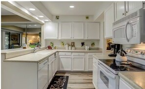 Fridge, microwave, oven, stovetop - Coastal Villa Near Beach & Fazio Course (Hilton Head Island)