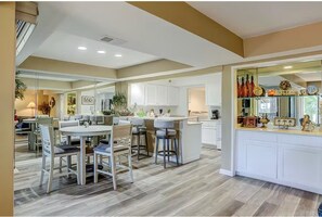 Dining - Coastal Villa Near Beach & Fazio Course (Hilton Head Island)