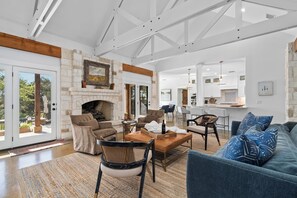Smart TV, fireplace - Hilltop Haven | Sunsets | Pool & Pure Serenity (Wimberley)