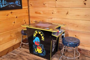 Games room - Quiet 3BR - Near downtown - HotTub Arcade Theater (Gatlinburg)