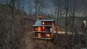 Exterior - Quiet 3BR - Near downtown - HotTub Arcade Theater (Gatlinburg)