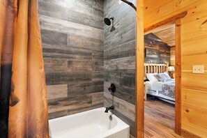 Shower, hair dryer, towels, shampoo - Quiet 3BR - Near downtown - HotTub Arcade Theater (Gatlinburg)