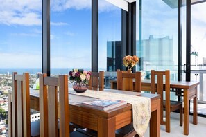 Dining - Breathtaking SeaViews |Luxe 2BR & 5-Star Amenities (Southbank)