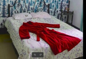 ฝักบัว, ผ้าเช็ดตัว, สบู่, กระดาษชำระ