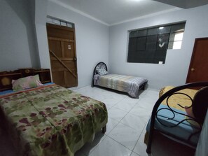 Habitación básica con 2 camas individuales | Escritorio y wifi gratis 