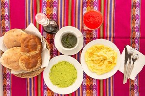 Desayuno de cocina local incluido todos los días