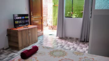 Quarto solteiro clássico | Escrivaninha, Wi-Fi de cortesia