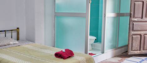 Habitación clásica con 1 cama matrimonial o 2 individuales, vista al jardín | Baño | Regadera, toallas, jabón, papel de baño