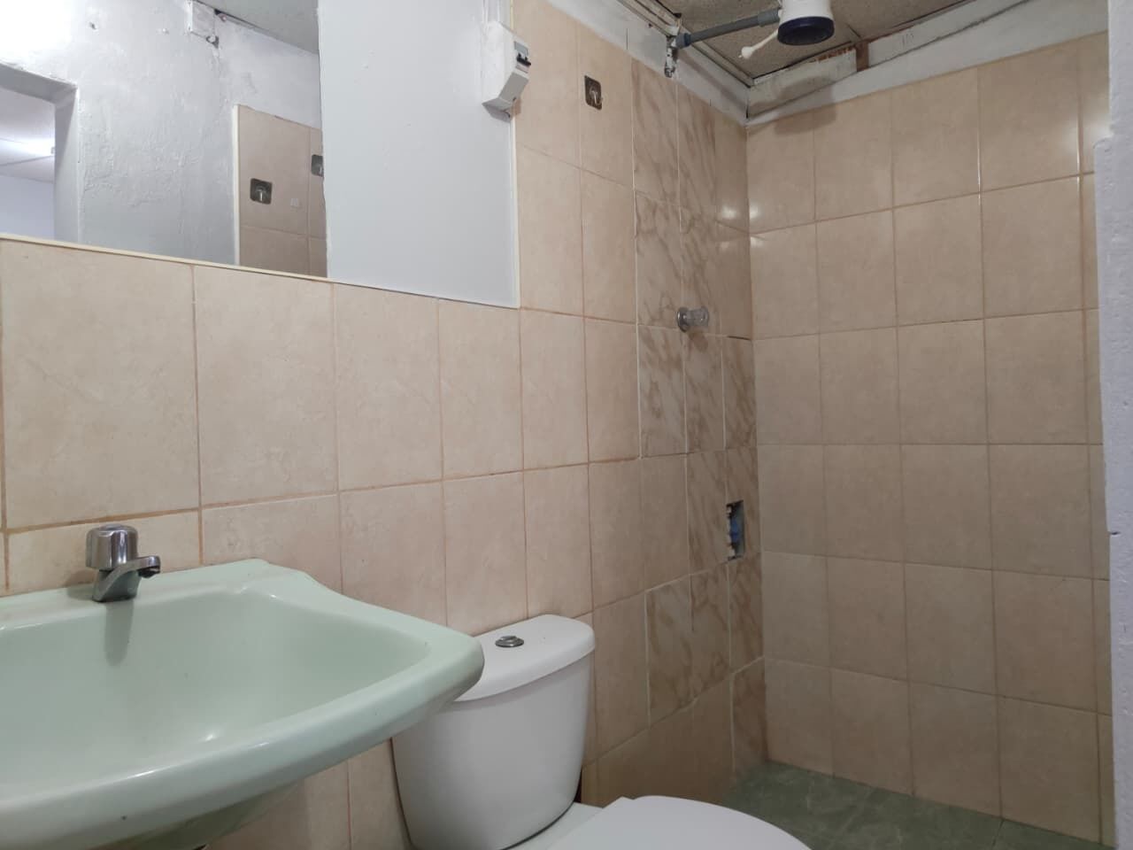 Habitación básica | Baño | Regadera, toallas, jabón, papel de baño 