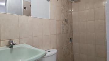 Habitación básica | Baño | Regadera, toallas, jabón, papel de baño