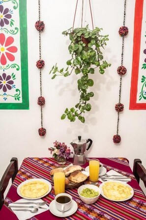 Desayuno de cocina local incluido todos los días