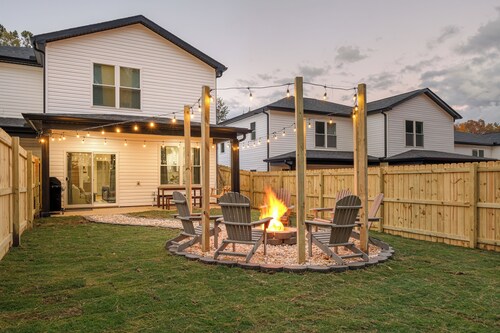 NEW MODERN 1500 SQ FT RETREAT, 65” TV, Fire Pit, Family & Pet Friendly, Sleeps 6