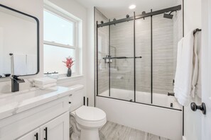 Dusche, Haartrockner, Handtücher, Seife