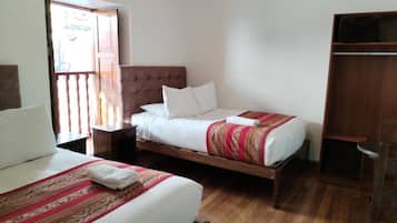 Habitación triple estándar | Escritorio, espacio para trabajar con laptop y wifi gratis