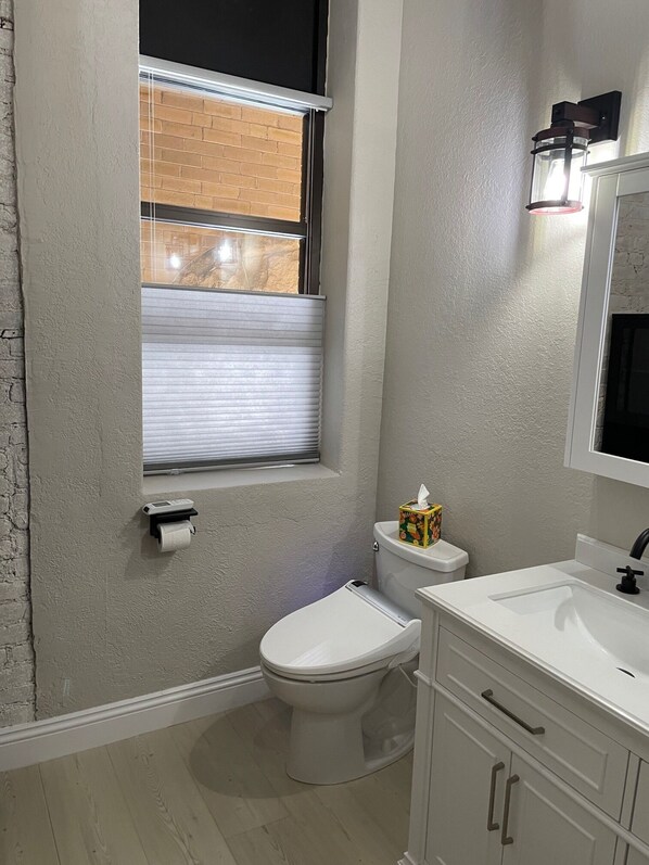 Douche, sèche-cheveux, bidet, serviettes fournies