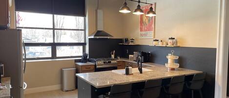 Geladeira, micro-ondas, fogão, cooktop